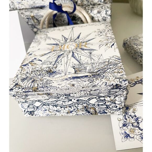 Dior Holiday Gift Paper Bag - Picture 5 of 8